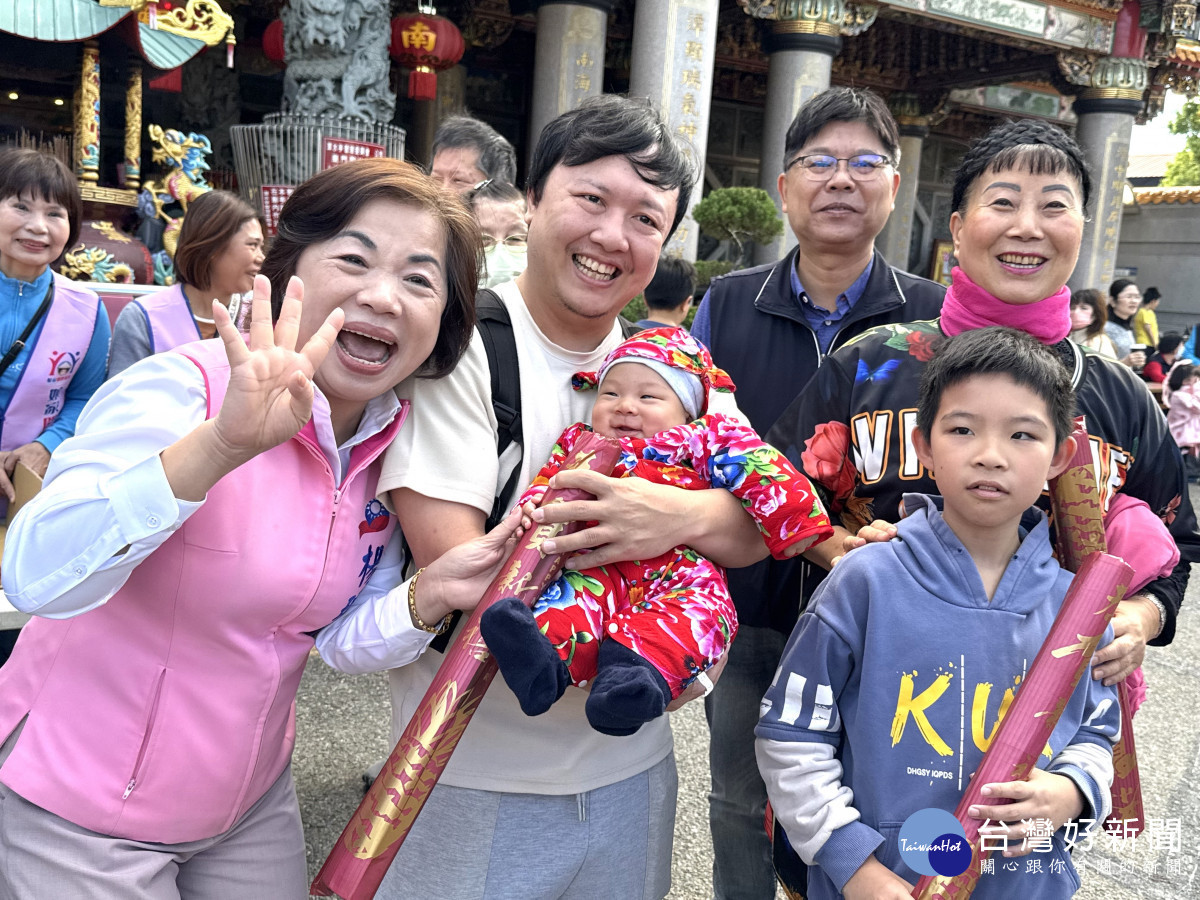 年輕父親抱著孩子等了近2小時領取水果月曆。