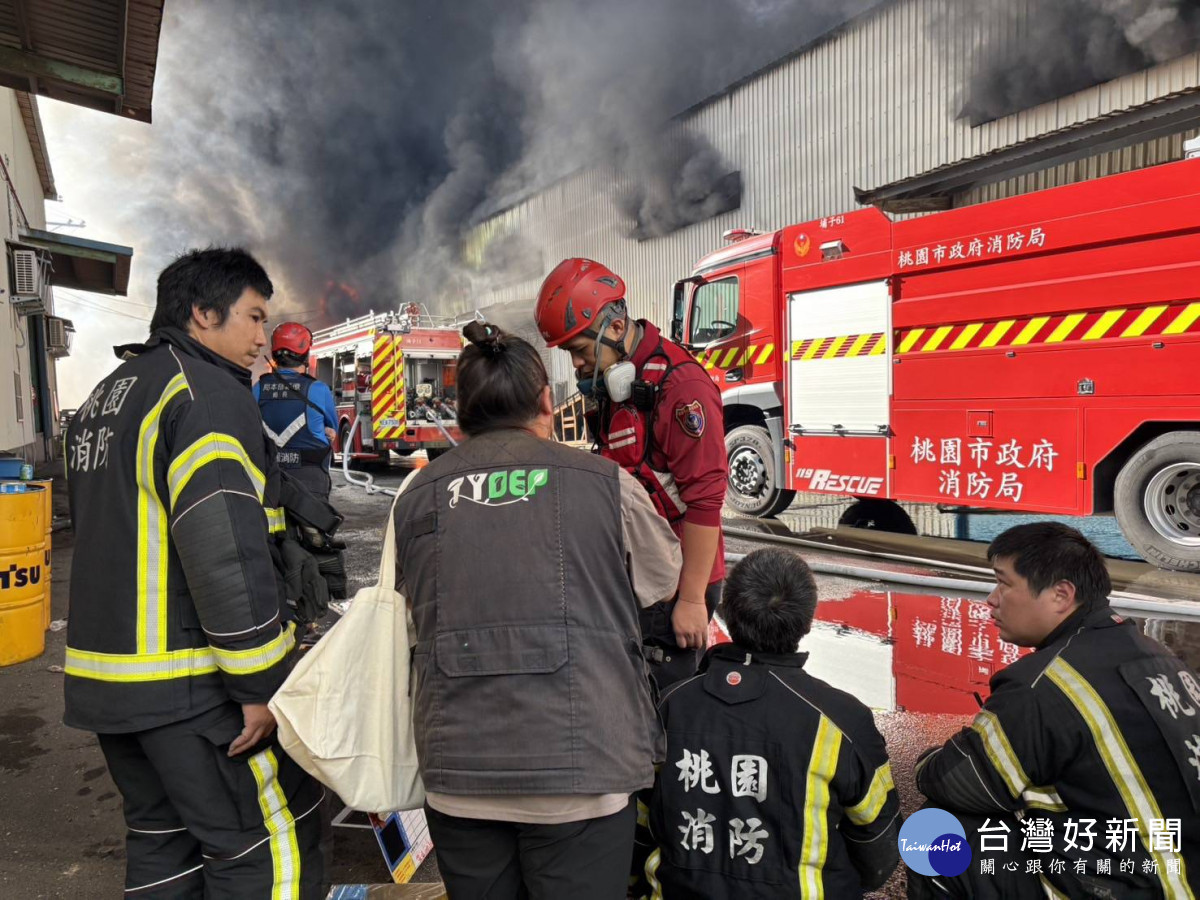 桃園蘆竹地下工廠大火釋放大量黑,環保局啟動空污緊急應變。