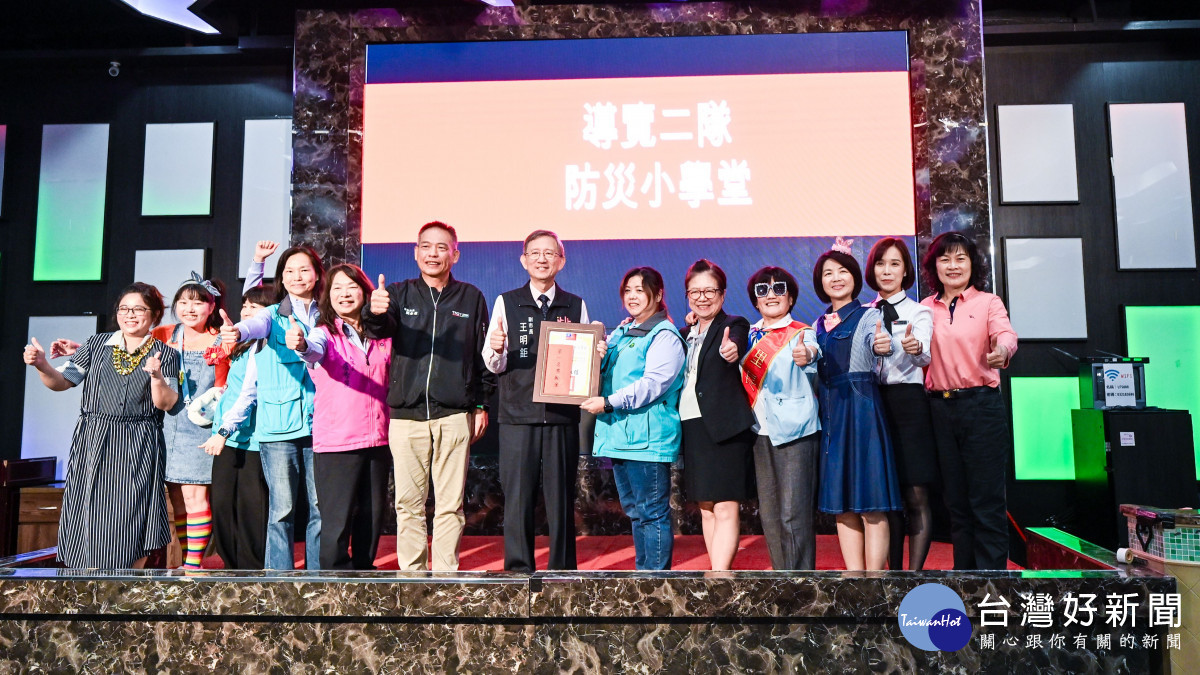 王副市長恭賀獲獎的優勝隊伍。<br />
<br />
