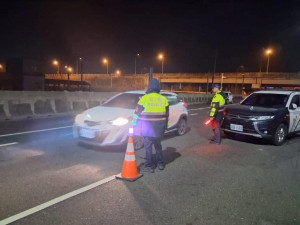 台西分局近期針對夜間改裝噪音車輛進入分局轄區的重點路段實施攔檢／警方提供