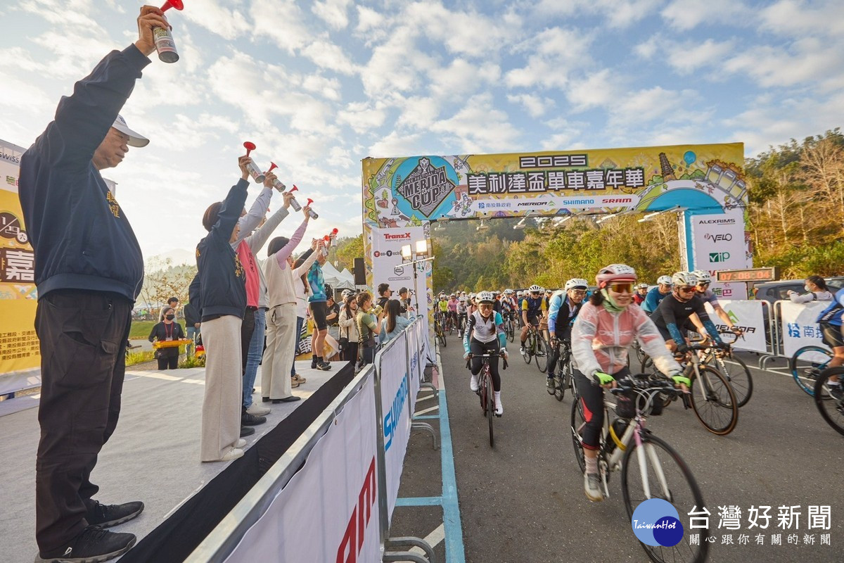 嘉賓共同為活動鳴槍開騎。