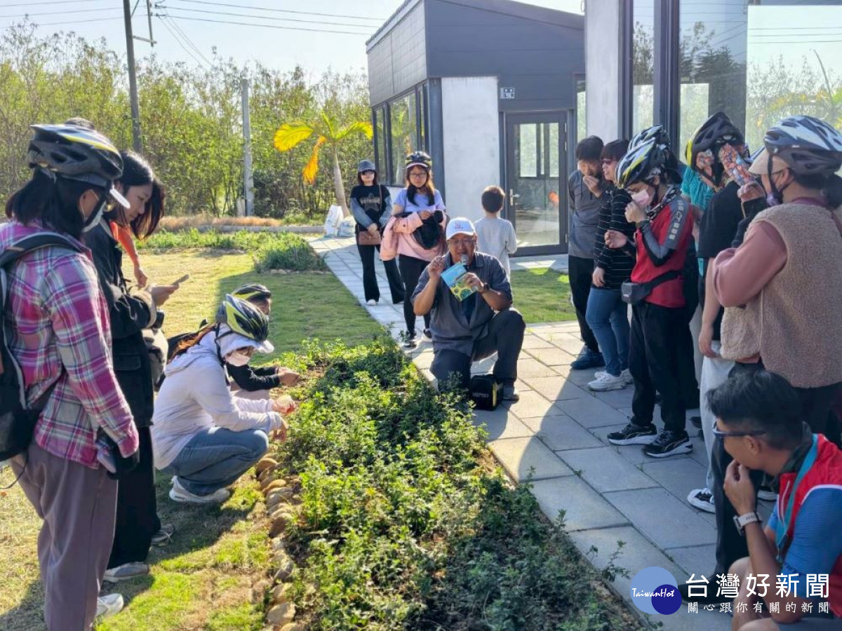 「天后遍路一日騎旅」沿著海線單車漫騎、拜訪信仰據點-新埔社區進行淺山植物走讀。(圖/地方中心)