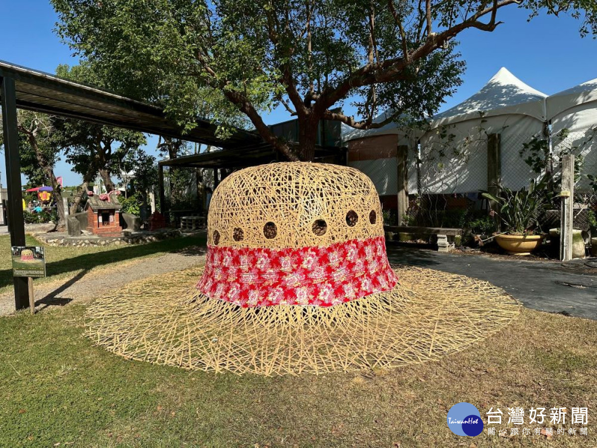 藝術家張樸勻以苑裡農村為靈感創作的《編織庇蔭》、《守護》、《蜻定稻香》三件作品，在愛情果園周邊展出-《編織庇蔭》。(記者圖/賴淑禎攝)