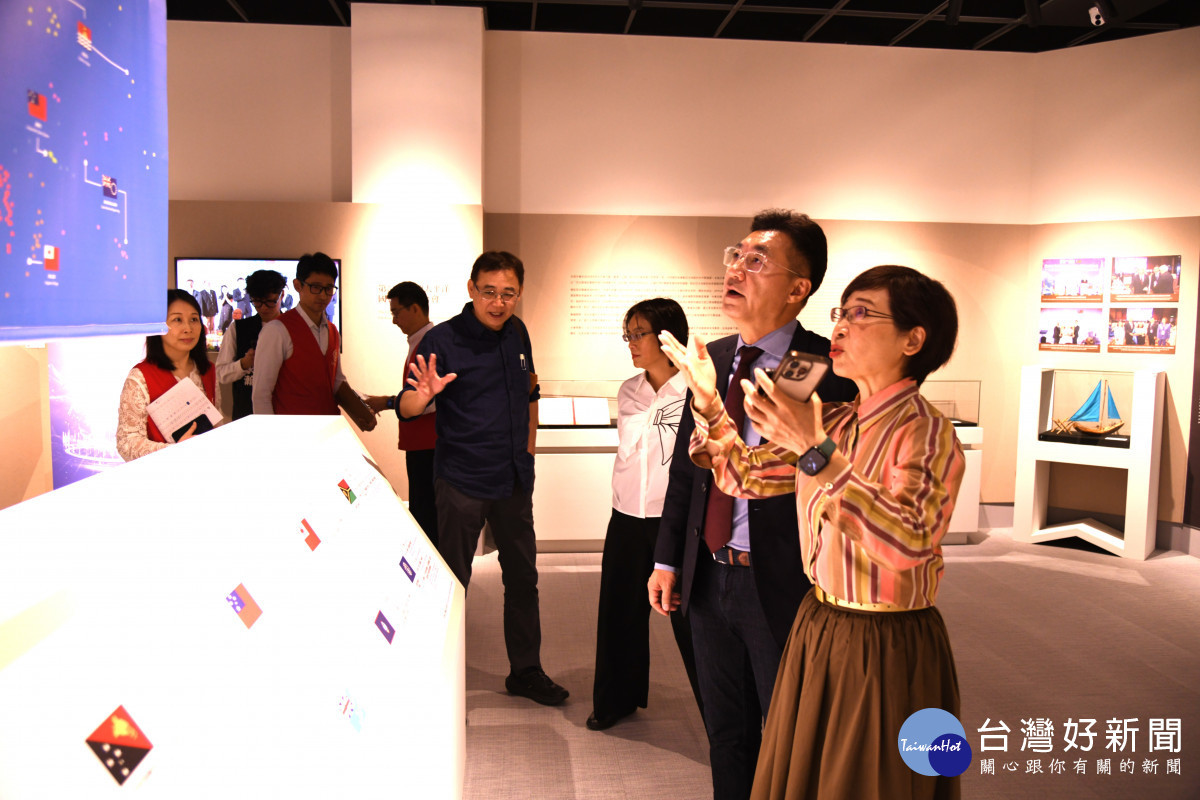 徐仙卿館長親自為貴賓進行特展導覽