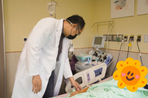 陳貝強主任強調，若出現記憶下降、語言表達變慢、情緒改變等現象，不應輕忽。