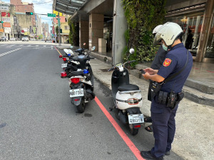 員警取締未依規定懸掛號牌微型電動二輪車。