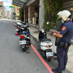 員警取締未依規定懸掛號牌微型電動二輪車。