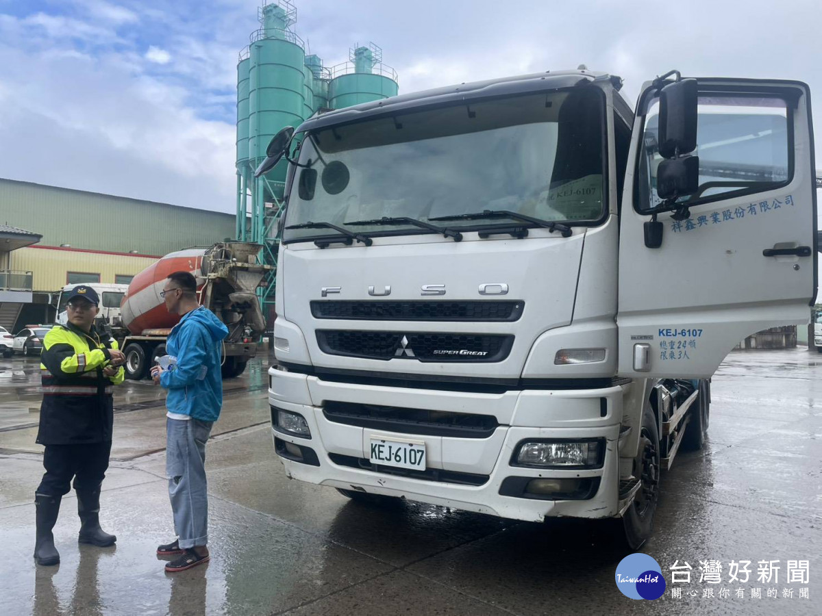 平鎮警加強大型車違規取締與交安宣導,守護用路人安全 。