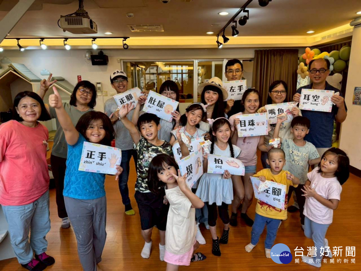 大人細子來唱跳，遊戲中引導孩子學習客語詞彙，自然使用客語交流。