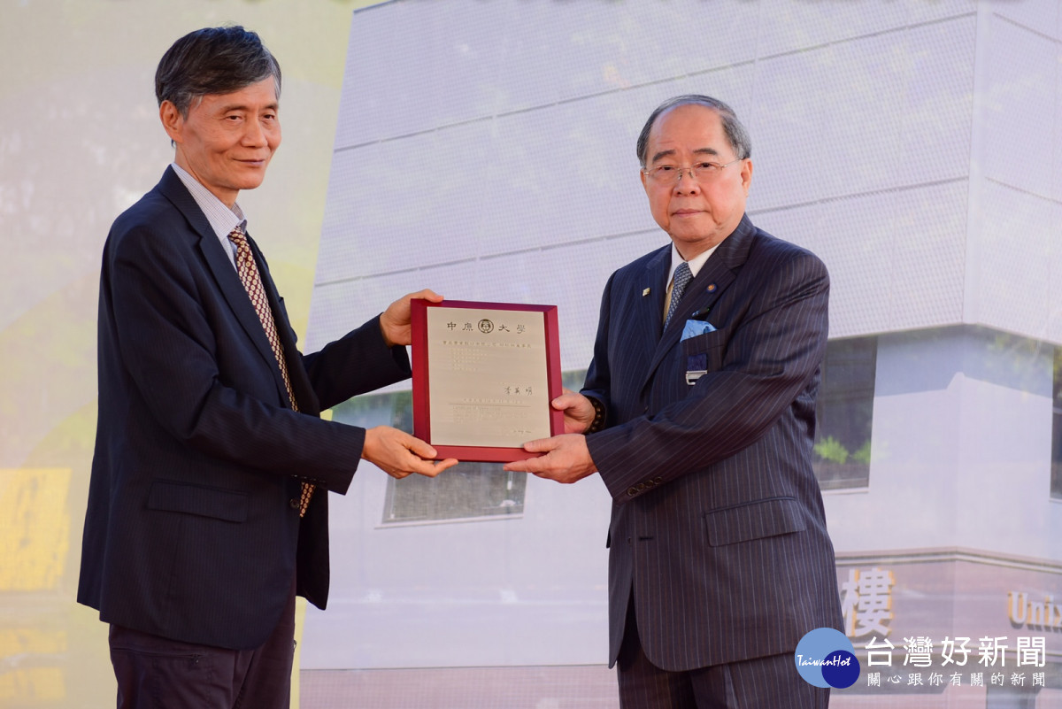 實英實業股份有限公司董事長邱秋林(右)長期支持中原校務發展,由校長李英明(左)代表頒發感謝狀。