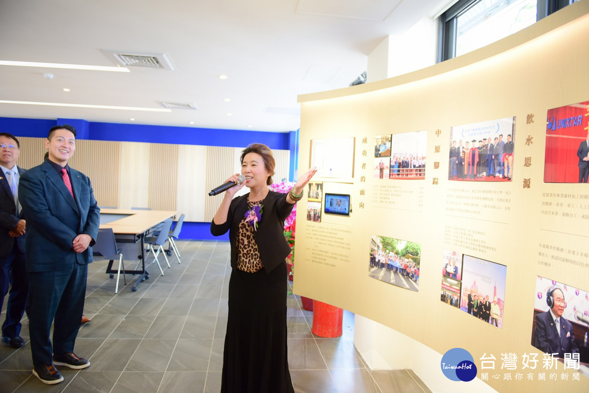 校方與各界貴賓參觀「實英樓」，由實英實業副總經理邱文麗導覽介紹。