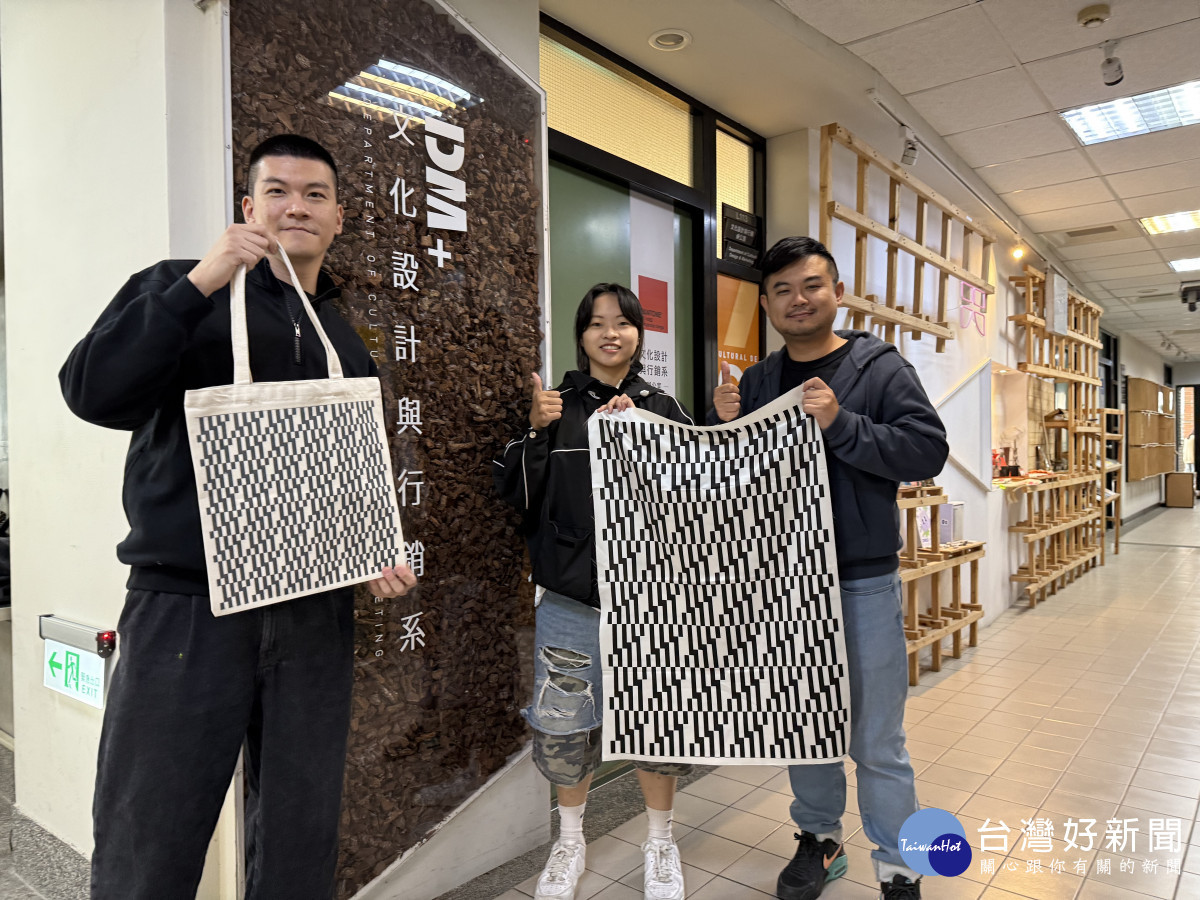文化設計系競賽組組長許伯豪（左）與助理教授宋智皓（右）共同指導王郁棋（中）參賽。