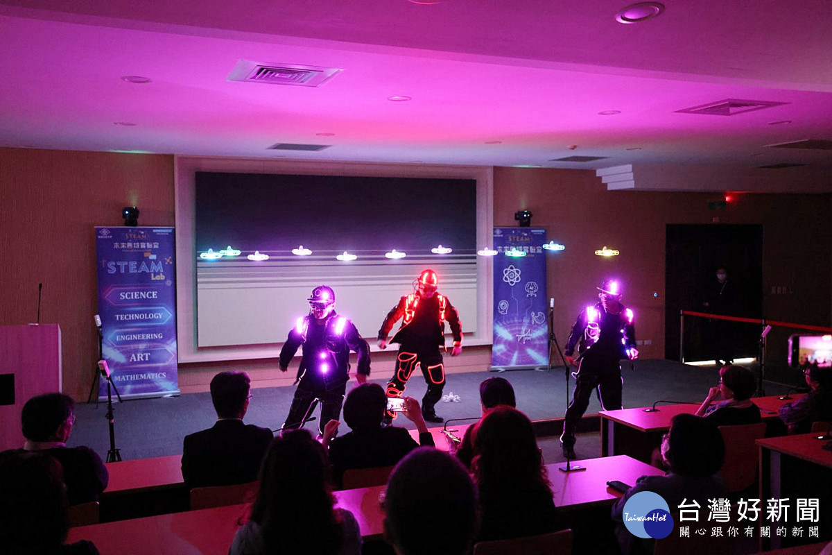 以無人機燈光秀開場,點亮創意新世代