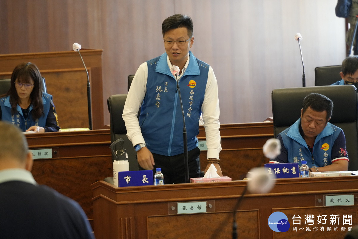 張市長向代表會說明明年後年意外慰問金、敬老金等加碼。（市公所提供）