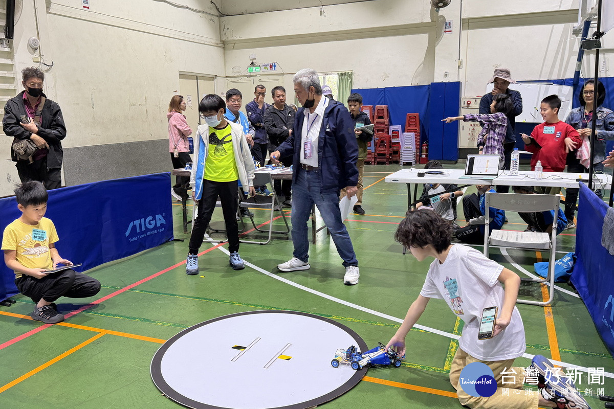 「2025 AGI 機器人聯賽」（Artificial General Intelligence Robot Competition 2025）現場競賽情形。