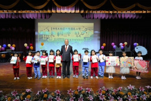 小朋友自製感謝卡片。林重鎣