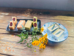 苗栗山線「藝境慢遊」帶領遊客到壢西坪休閒農業區的採柑橘與番茄酥製作。(圖/地方中心)