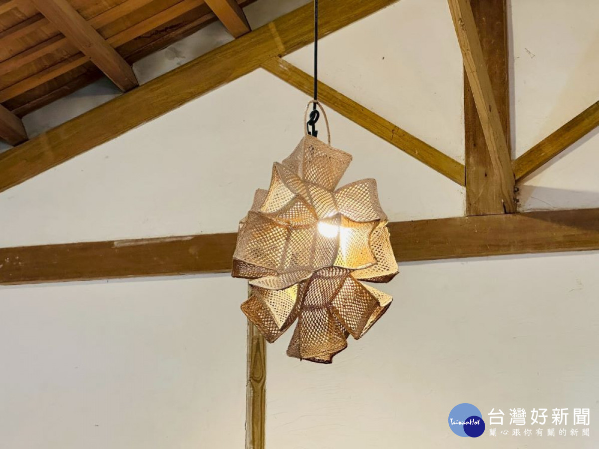 苗栗海線「天后遍路」走訪台灣藺草學會參觀藺草工藝製作。(圖/地方中心)