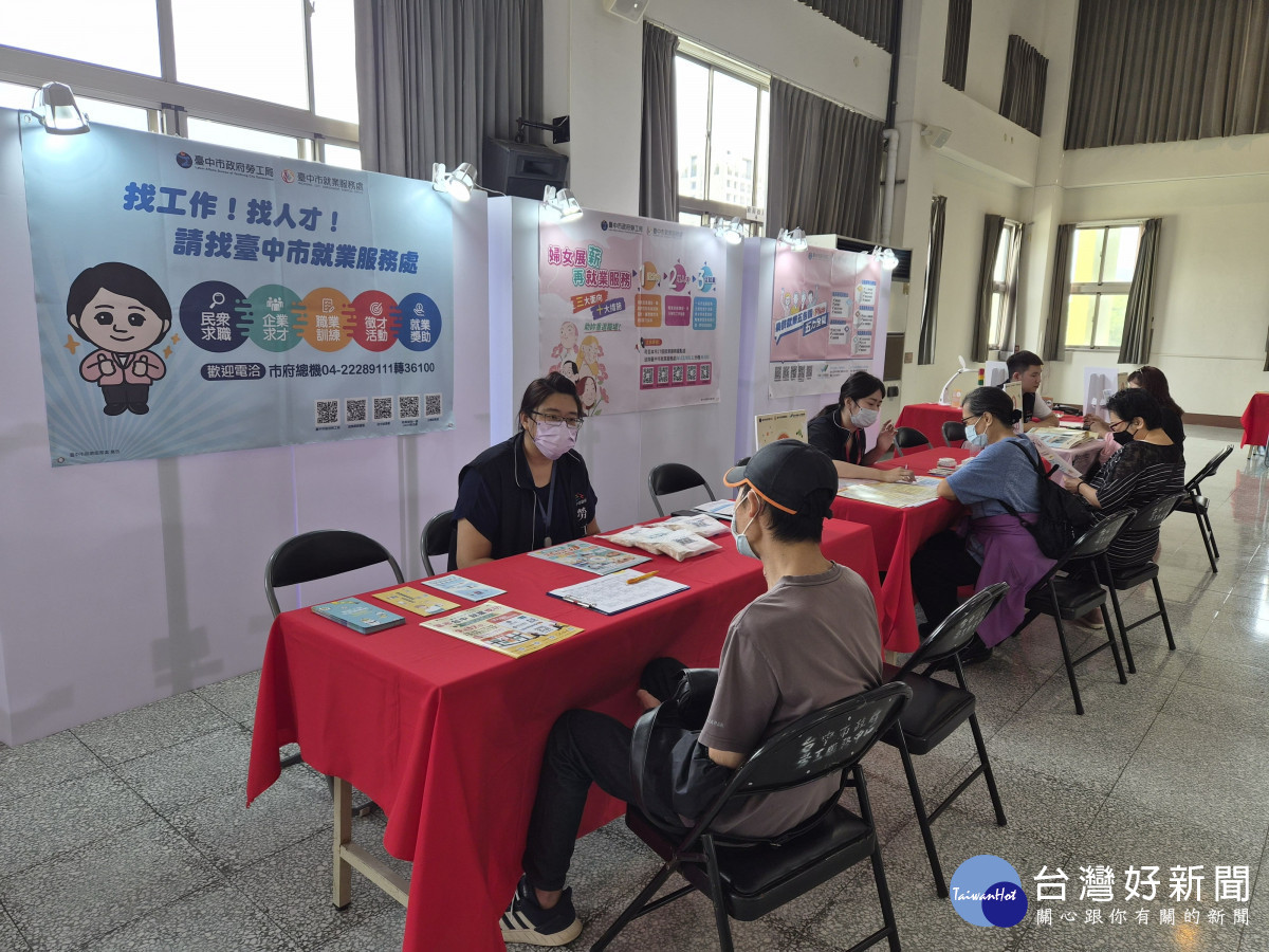 就服員於徵才活動設攤提供身障者諮詢