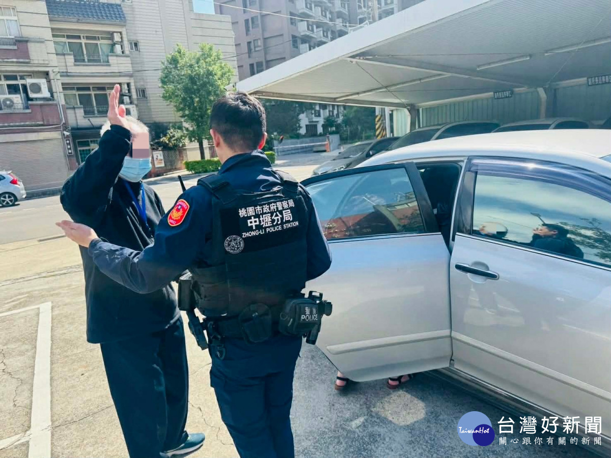 中壢警暖心協助迷途長者返家。