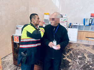 中壢警暖心協助迷途長者返家。