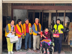 楊梅警結合愛心協會伸援手，關懷弱勢獨居婦人。