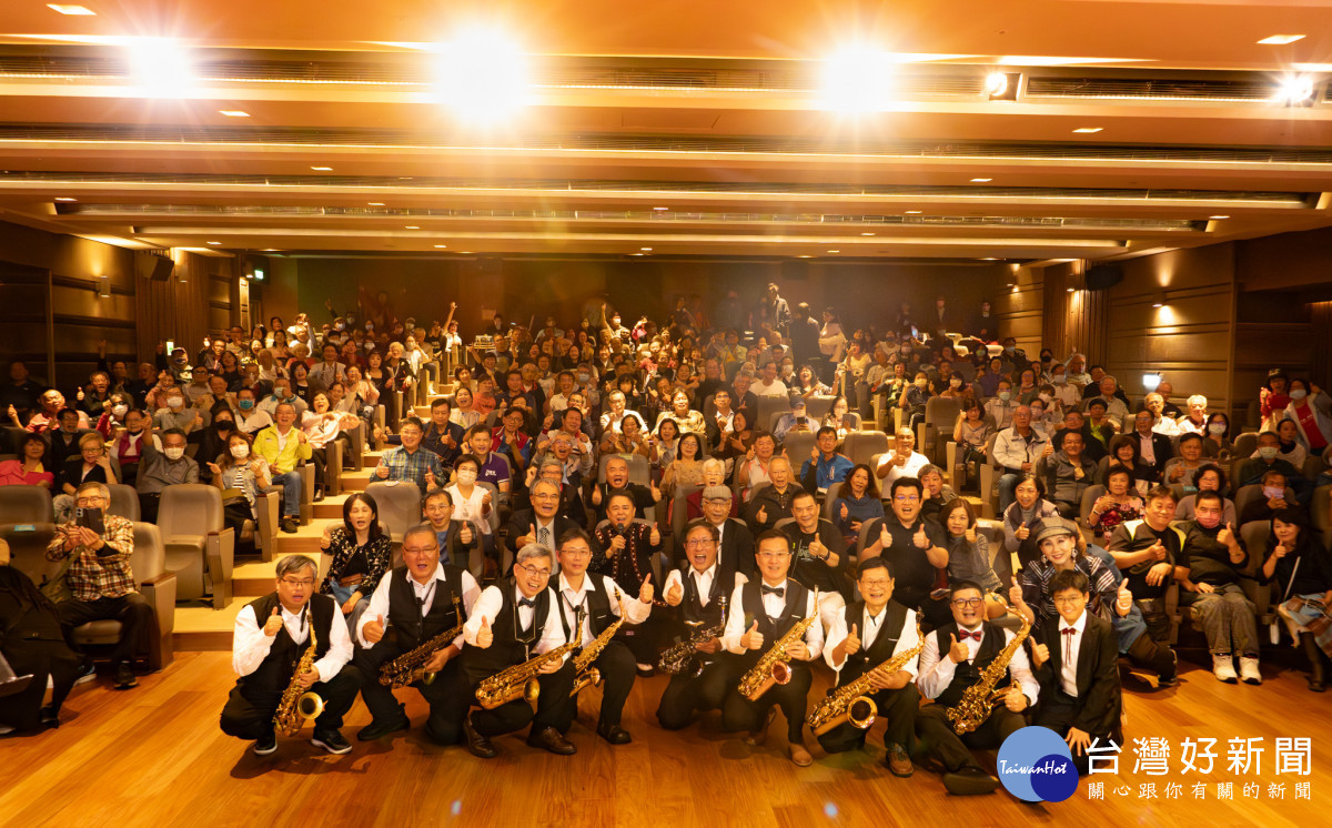 台南市立醫院舉辦「薩克斯風教父－胡笙音樂分享會」，吸引超過250位民眾到場聆聽。