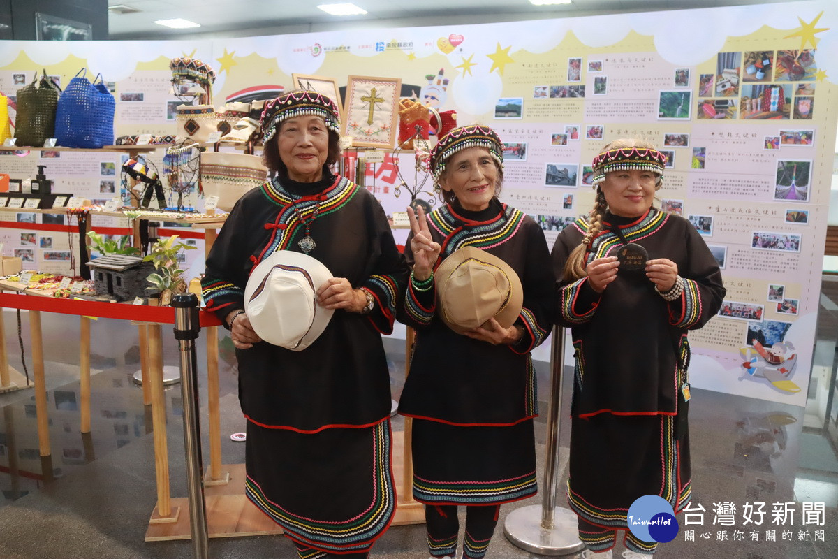 文健站長者展示她們的創作。(記者扶小萍攝)