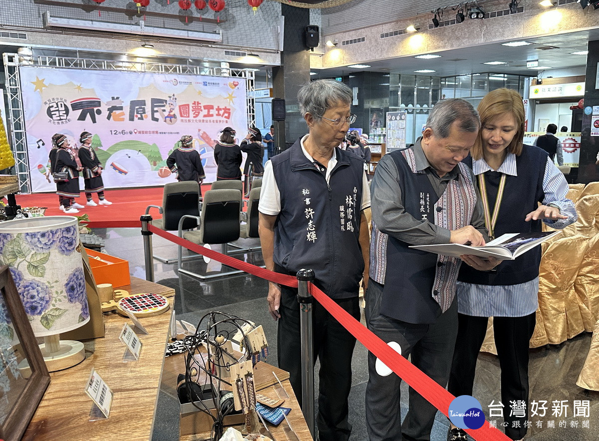 王副縣長林議員到文健站展示區巡禮,讚許攝影作品成功。(記者扶小萍攝)