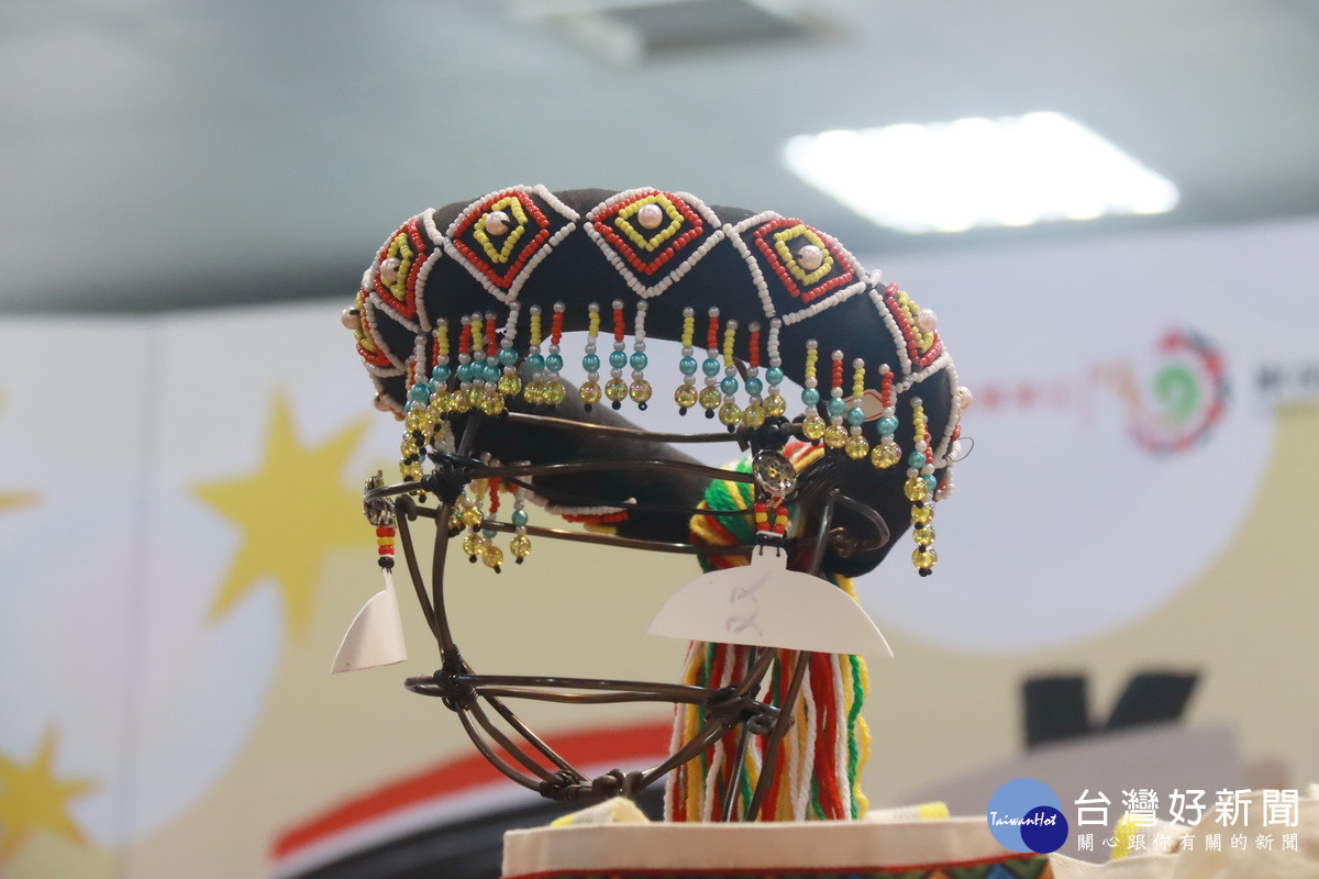 原鄉長者創作的頭飾非常精美。(記者扶小萍攝)