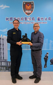 分局長楊贊鈞特別代表全體同仁致贈紀念品，高度肯定蘇組長任內卓越的貢獻與優異表現。