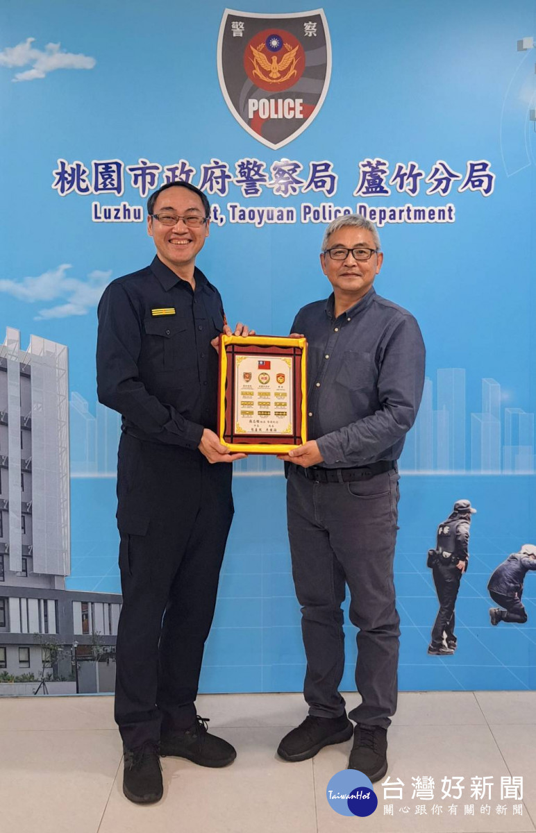 分局長楊贊鈞特別代表全體同仁致贈紀念品,高度肯定蘇組長任內卓越的貢獻與優異表現。