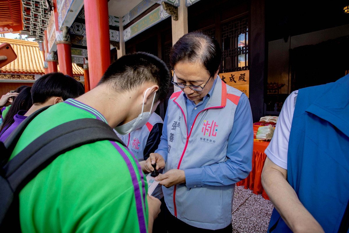 考季到!桃園市長張善政為考生們加持。(資料照片)
