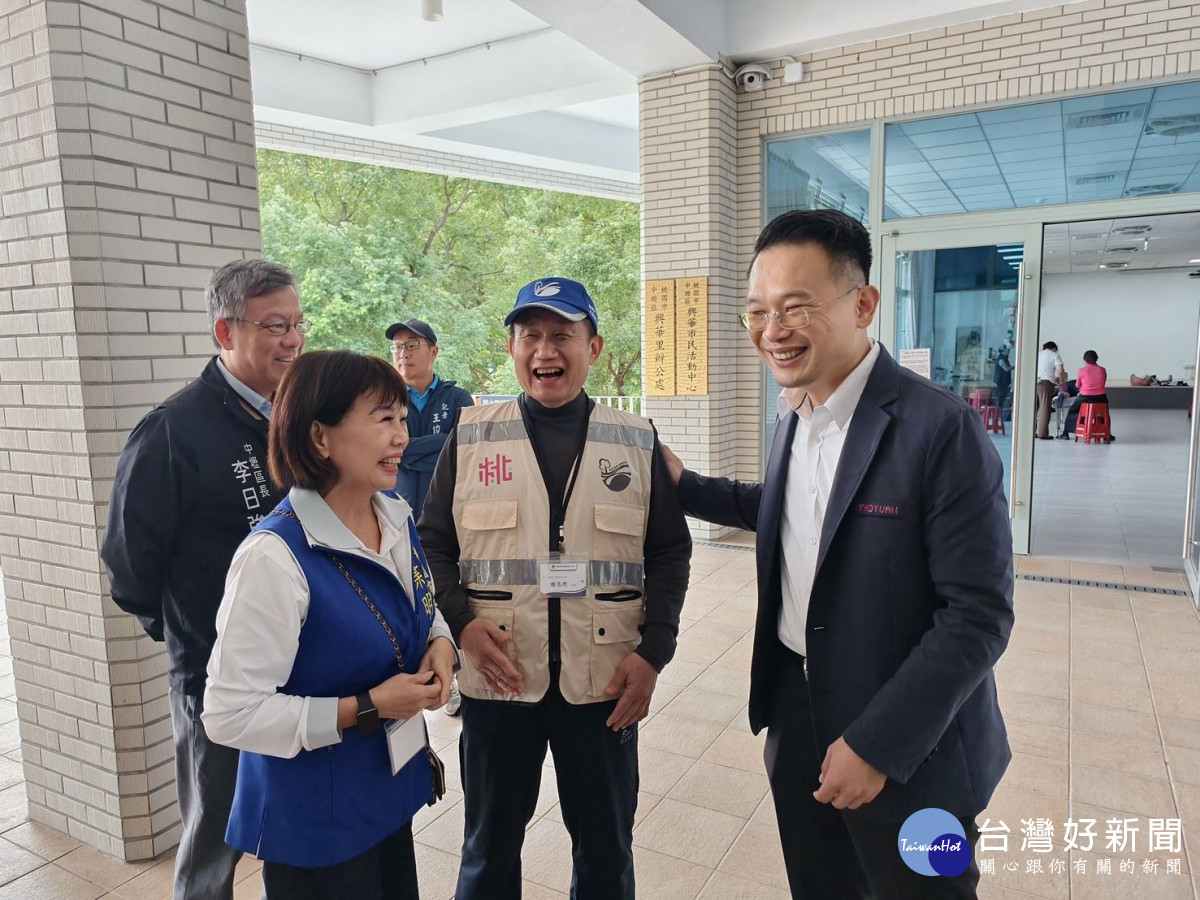 蘇副市長與現場貴賓親切互動。<br />
<br />
