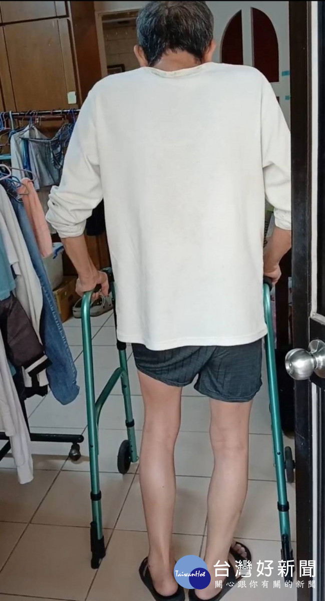 老林在團隊協助下，已可自行緩慢行走。