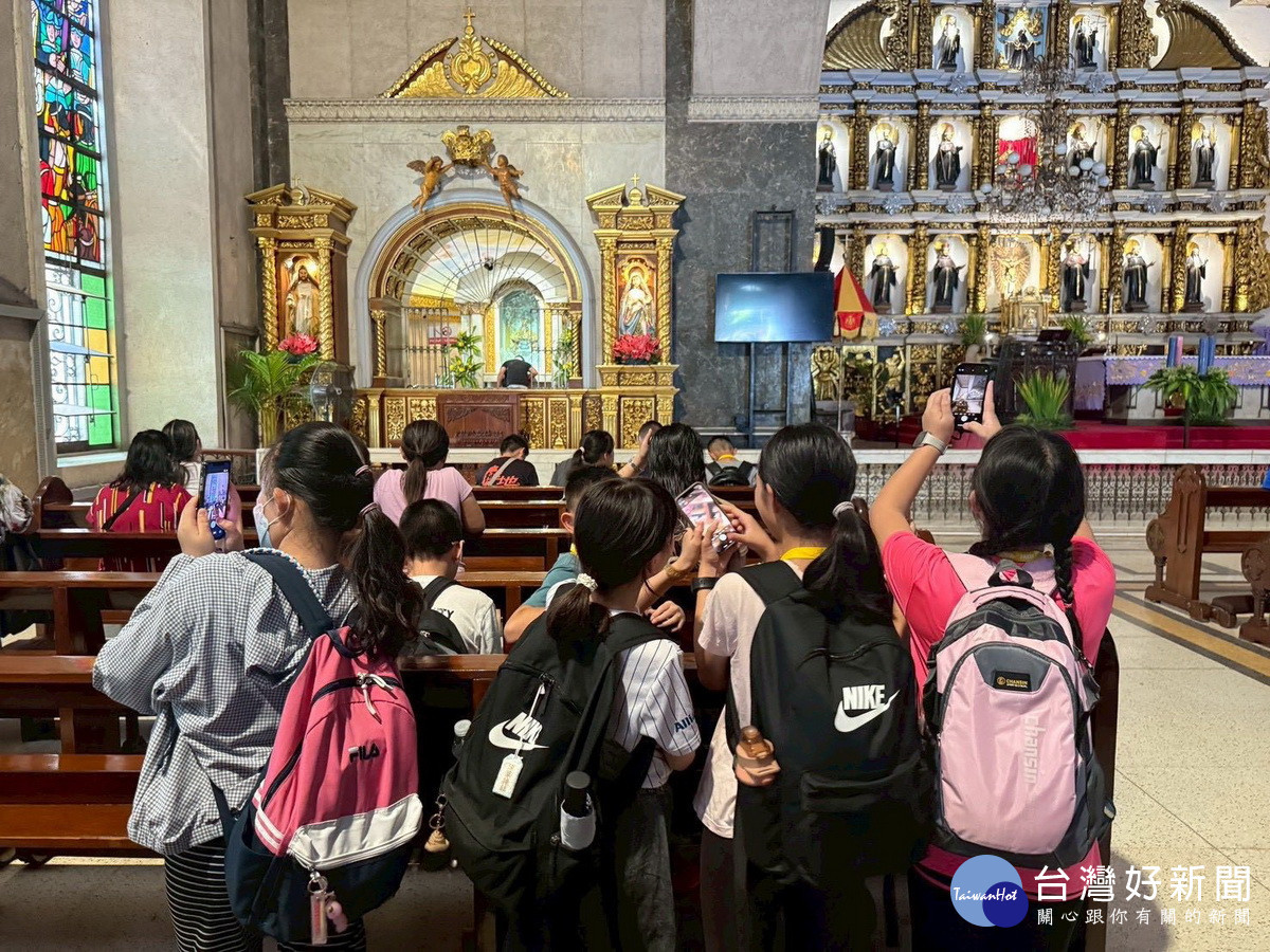 炎峰學童參訪教堂麥哲倫十字架等歷史文物。（炎峰國小提供）