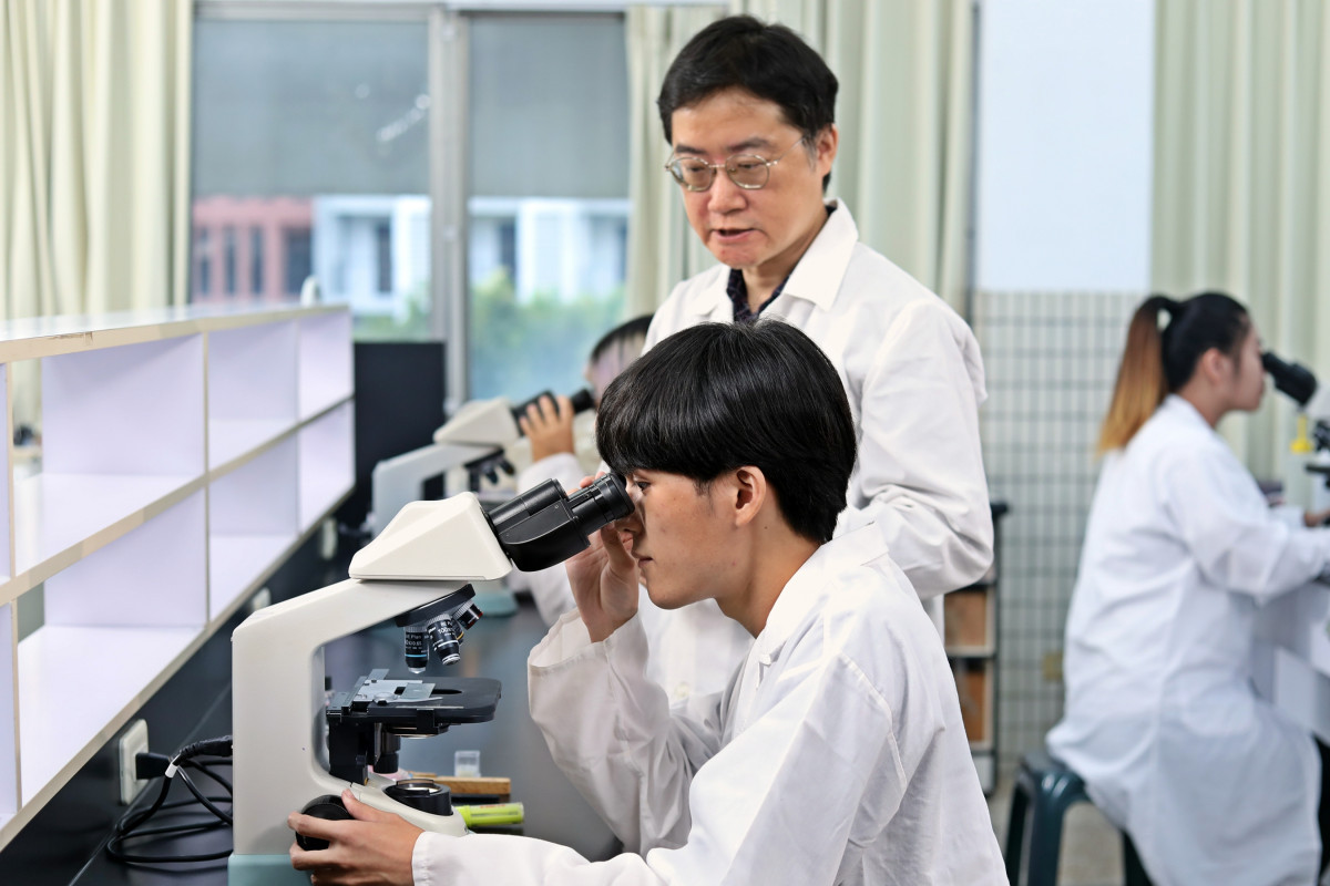 食科系教授蔡政志(立者)長期從事益生菌與功能性食品研究。(弘光科大提供)