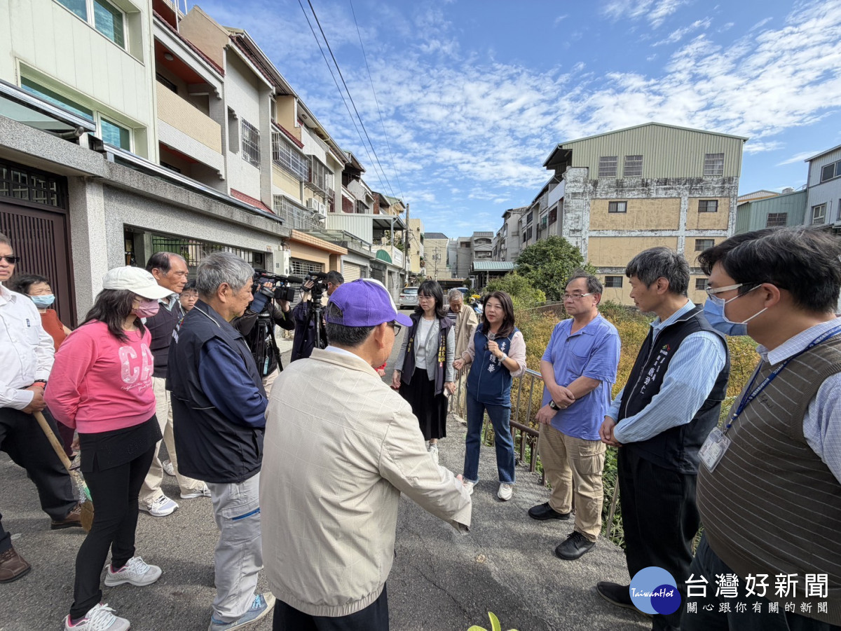 烏日出現大量毛毛蟲侵入住家，引起民眾恐慌，吳瓊華議員邀集相關單位會勘。