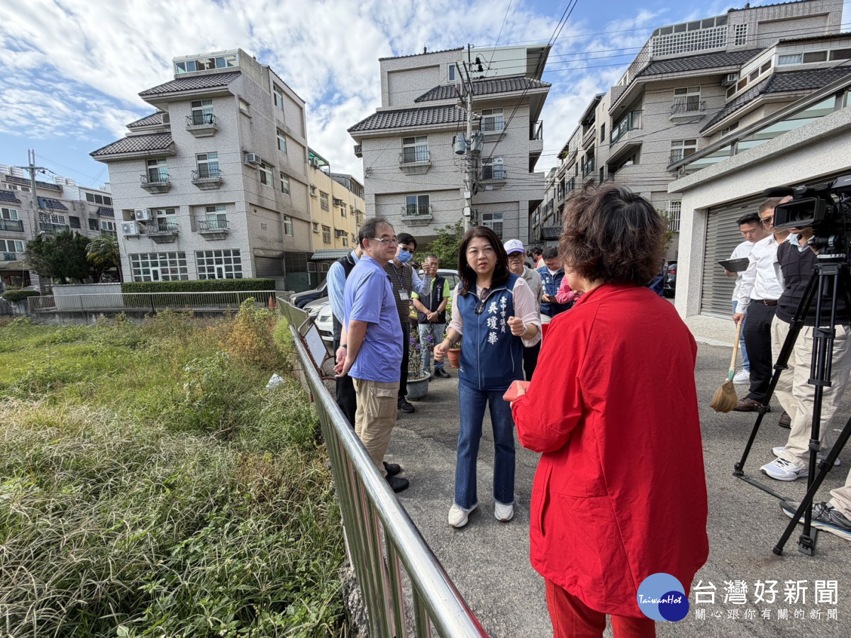 烏日區信義街193巷中央大面積空地空地雜草高聳無人管理，成為病媒蚊害蟲孳生地。