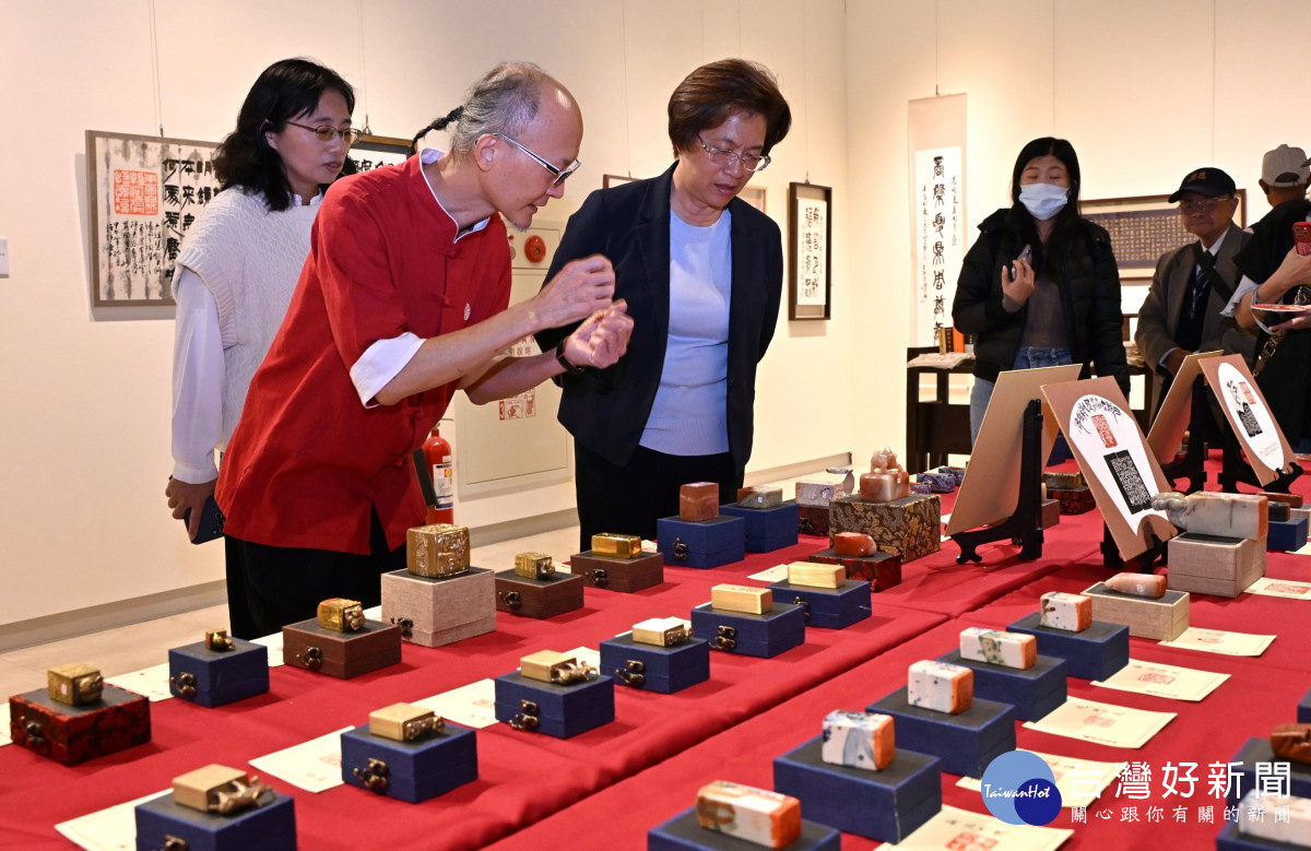 筆墨有情、金石有韻,賴錦源「十年藝覺金石夢」作品展登場。圖/記者鄧富珍攝