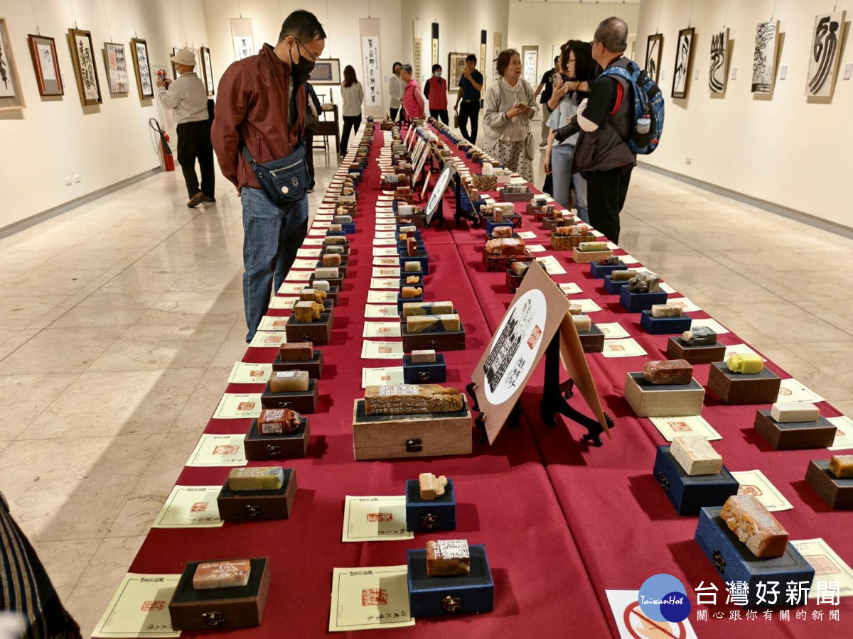 筆墨有情、金石有韻,賴錦源「十年藝覺金石夢」作品展登場。圖/記者鄧富珍攝