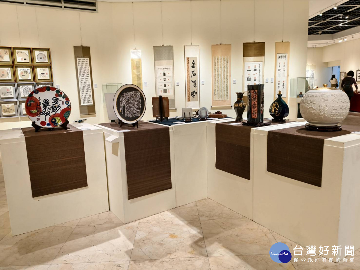 筆墨有情、金石有韻,賴錦源「十年藝覺金石夢」作品展登場。圖/記者鄧富珍攝