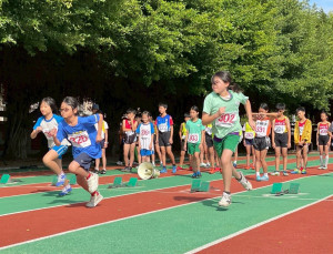第43屆彰化市國小田徑賽開跑，16校270名選手同場較勁。圖／彰化市公所提供