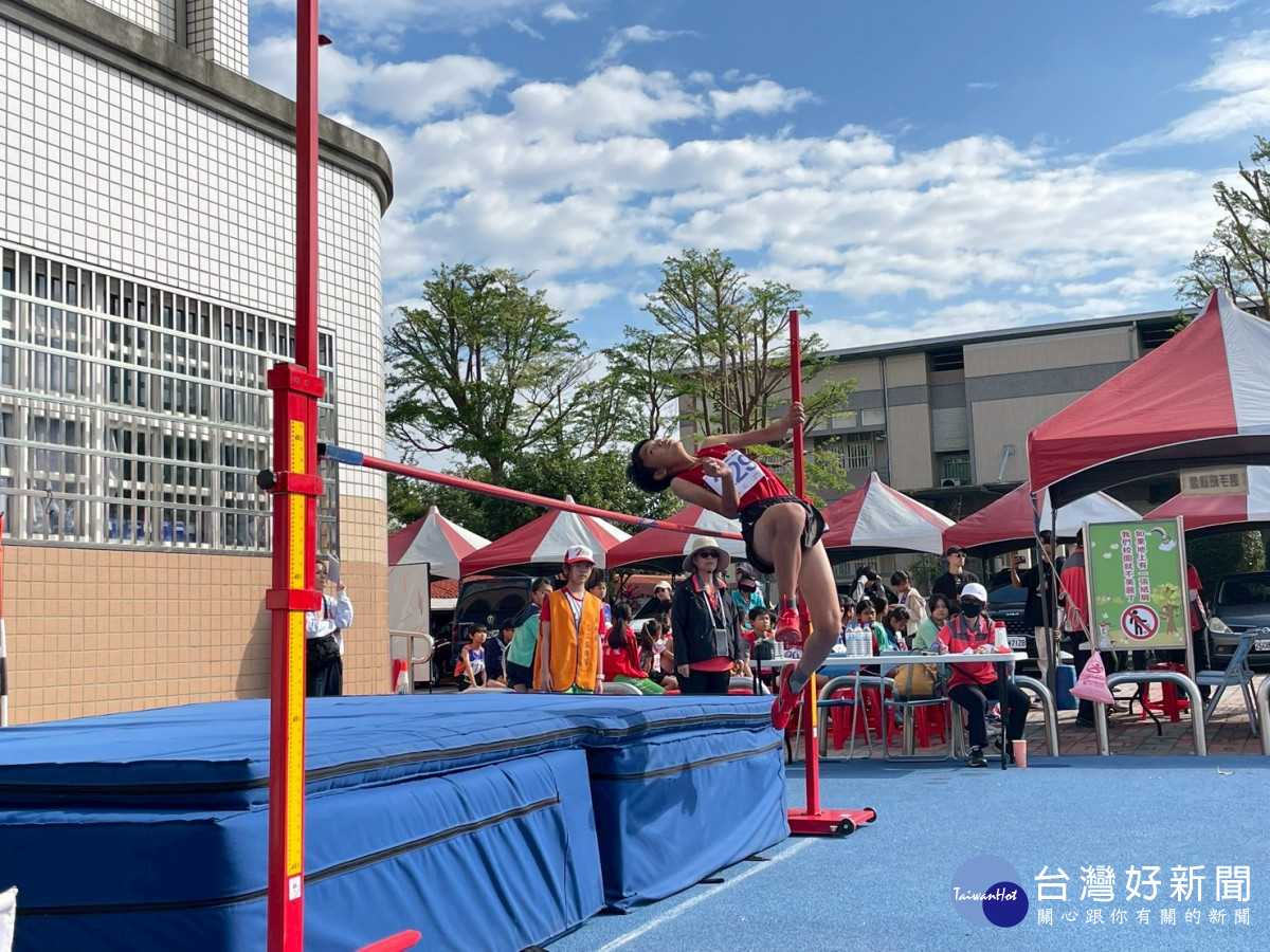 田徑賽跳高項目選手奮力一躍。圖/彰化市公所提供