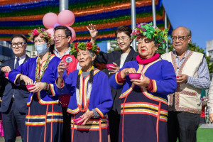 部落耆老與貴賓一同進行祈福儀式。（縣府提供）