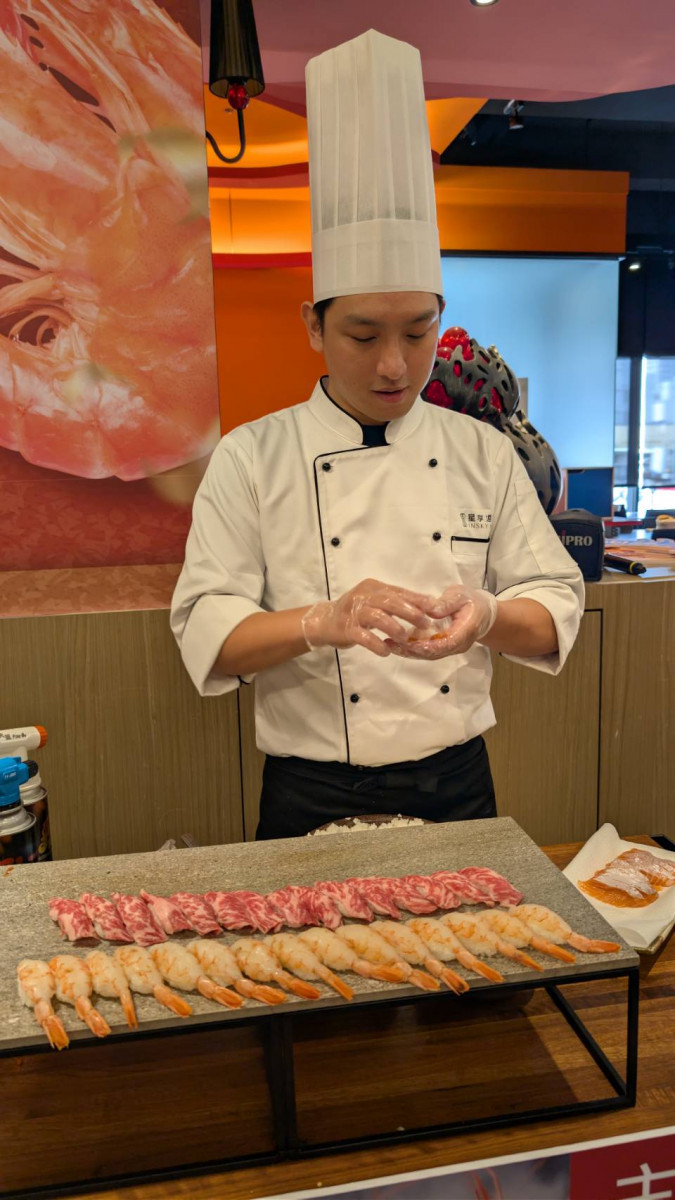 握壽司區同步推出鮭魚、天使蝦、牛小排握壽司,一次滿足油脂、甜度與焦香肉味的三重口感。