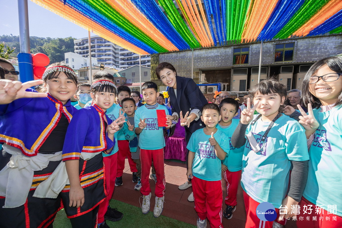 學童迫不及待的開心體驗遊樂設施,許縣長陪著一起同樂,更加碼送紅包幫小朋友加菜。(縣府提供)