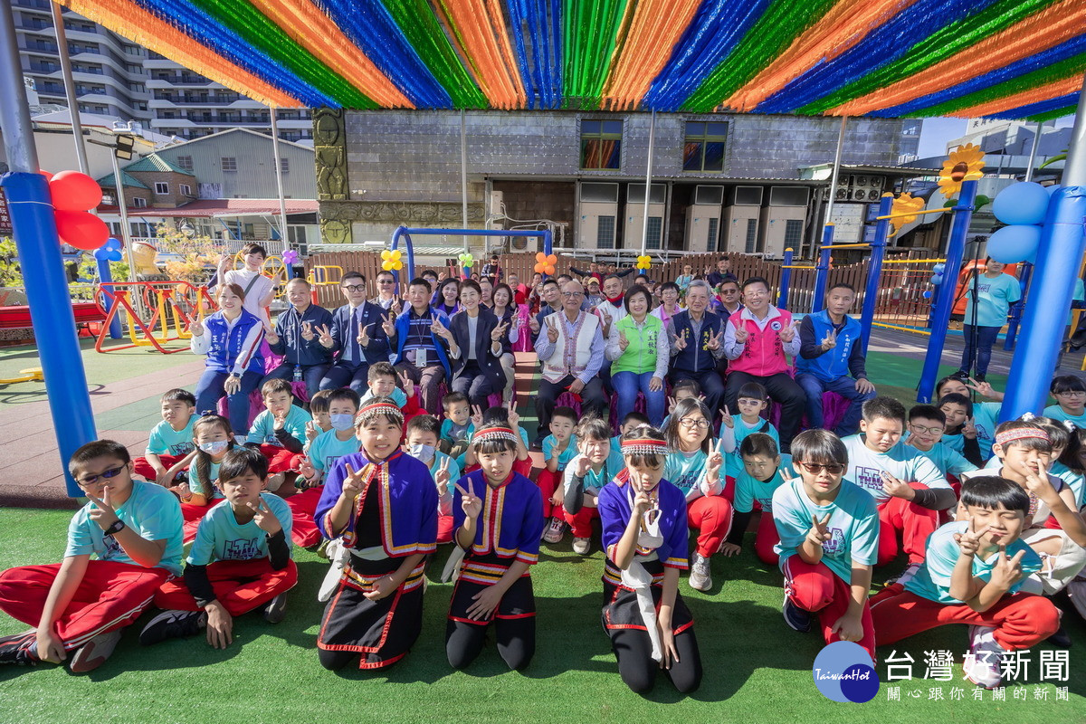 在親子公園歡喜合照。(縣府提供)