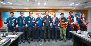 張市長接受警察局呈獻「榮獲內政部警政署114年國家警光獎」。