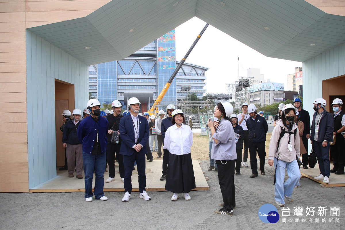 嘉義市長黃敏惠偕副市長林瑞彥、秘書長陳永豐帶領各局處主管及團隊，視察「320+1嘉義市城市博覽會」展區／嘉義市府提供